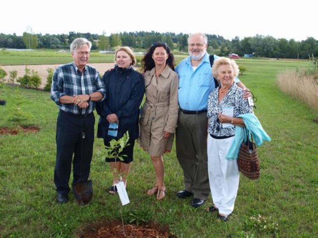 PAŠIEM SAVS OZOLS. “Čikāgas piecīši” Likteņdārzā iestādīja ozolu. No kreisās: Uldis Streips, Janīna Ankipāne, Lorija Vuda, Armands Birkens un Skaidrīte Legzdiņa, kura pārstāv savu vīru Albertu.