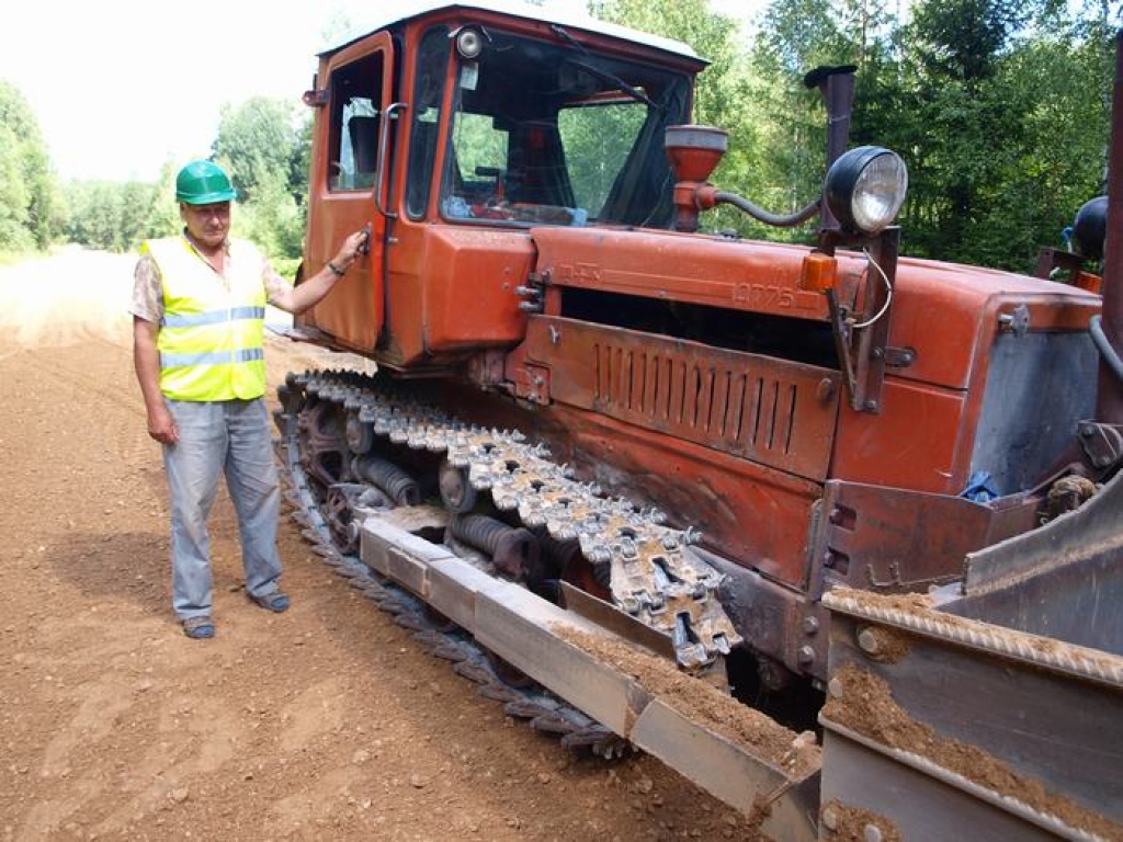 PAGAIDĀM SLĒGTS. SIA “Baustelle” buldozerists Laimonis Donis izlīdzina nule atvesto granti. Vēlāk to pieveltnēs un ceļu atkal varēs izmantot.   