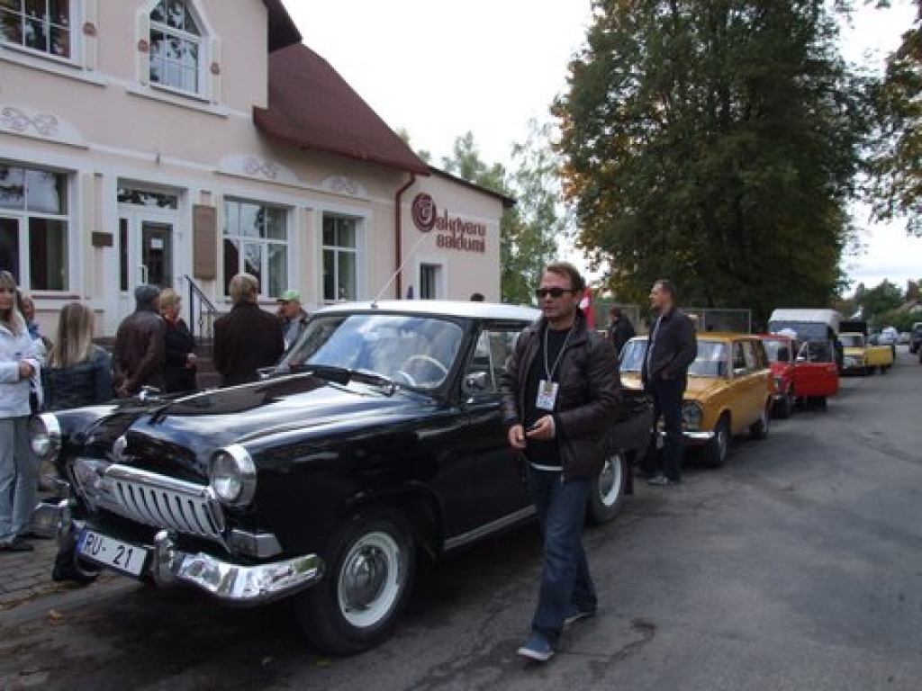 Pie savas vienaudzes „Skrīveru gotiņas”, kura tāpat kā padomju auto „Volga” šogad svin 55 dzimšanas dienu, ieradās Antīko automobiļu kluba padomju tehnikas sekcijas dalībnieki. Viņi devās ikgadējā rallijā „Zelta rudens” un Skrīveri bija...
Autors: Imants Kaziļuns