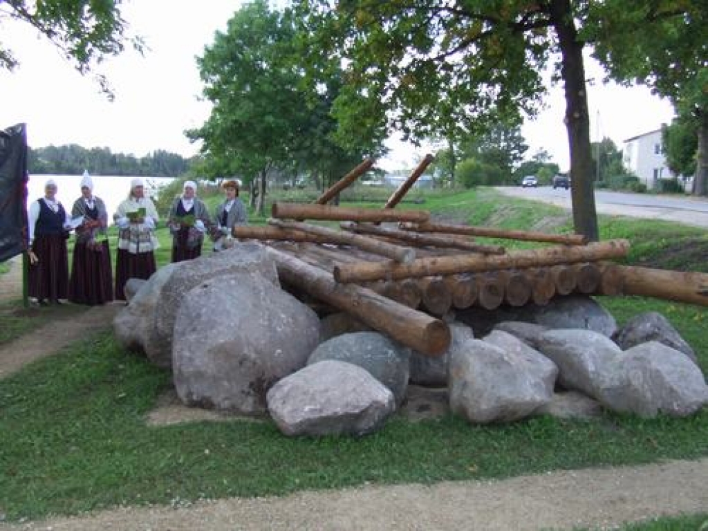 Pļaviņu biedrībai “Kopsolis” projekts “Pļaviņu novada plostnieku mantojums” veltīts vēsturei un cilvēku darbam.  Pļaviņās, Daugavas krastā iepretī Kaļķu ielai, izvietota ekspozīcija ar informatīviem stendiem un simbolisku plosta daļu jeb...
Autors: Sandra Pumpure