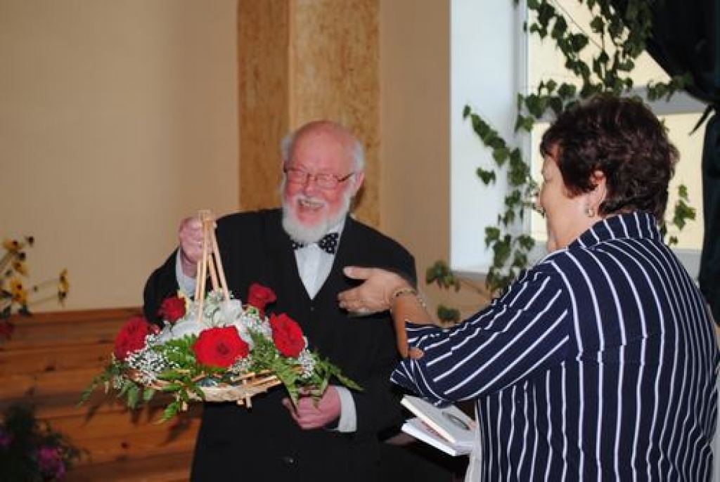 Dzejnieku, tulkotāju un literatūras kritiķi Knutu Skujenieku  Kurmenes tautas namā novadnieki un kaimiņu pagastu pārstāvji sumināja 75 gadu jubilejā.
Autors: Imants Kaziļuns