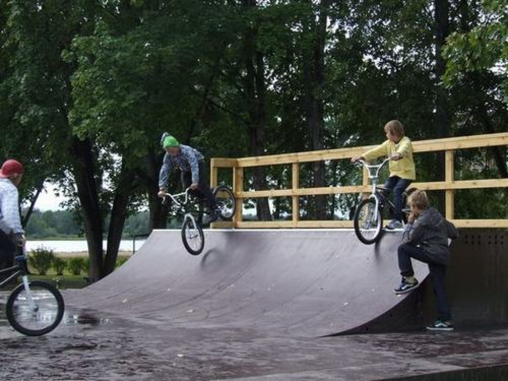 Pļaviņās, Daugavas ielā 50 a, atklāts skeitparks, kas tapis ar biedrības 