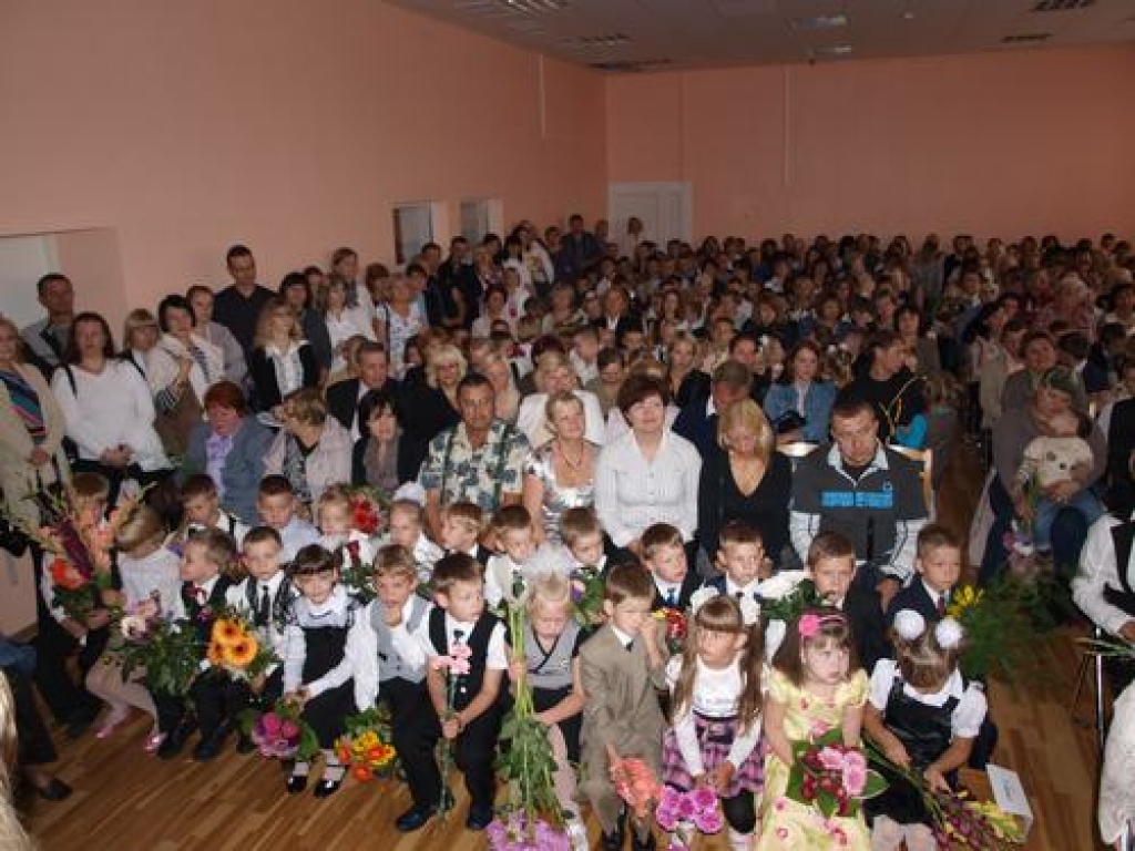 Aizkraukles 1. vidusskolā 1. septembrī pirmklasnieki saņēma zinību atslēgu, ar kuru atslēgt durvis uz lielo zinību pasauli. Kopā ar 12. klases audzēkņiem viņi ieskandināja skolas zvanu un uz asfalta pie skolas rakstīja savu vārdu.
Autors: Guna Mikasenoka