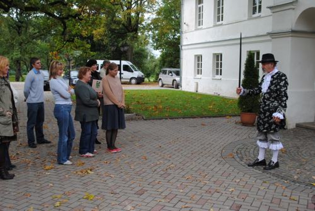 Viesus sagaida muižkungs.