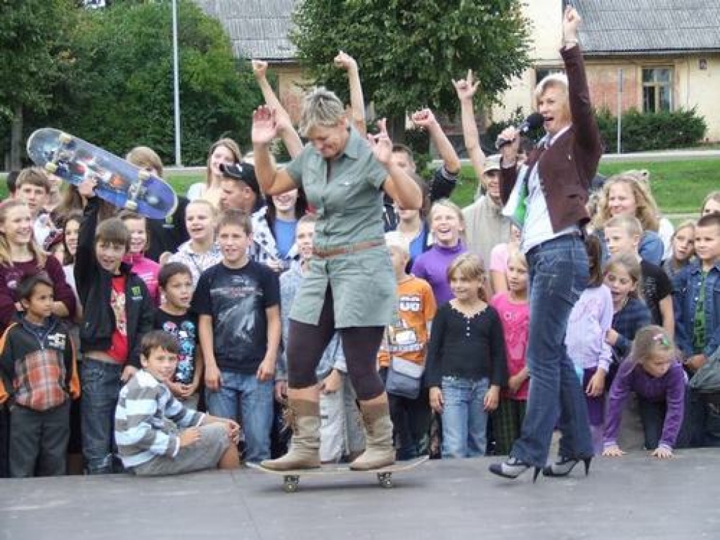 JĀIZMĒĢINA VISIEM. Nostāvēt uz skeitborda dēļa mēģina biedrības “Kopsolis” valdes locekle Iveta Krastiņa, līdzās — Pļaviņu novada domes priekšsēdētāja Gunta Žilde. 