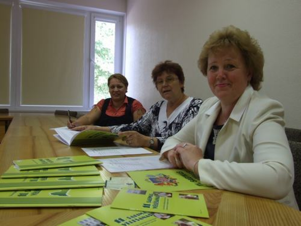 PASKAIDROS UN PALĪDZĒS. Iveta Barišņikova (no labās), Margarita Savicka un Gita Mečaja jau gaida vēlētājus. 