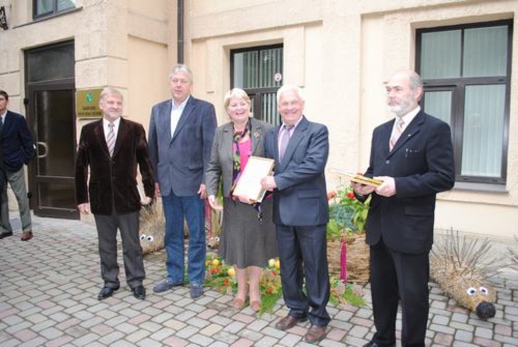 Skrīveros satiekas Stopiņu novada domes priekšsēdētājs Jānis Pumpurs (no kreisās), “Latvijas valsts ceļu” valdes priekšsēdētājs Ivars Pāže, Skrīveru novada domes priekšsēdētāja Gunta Lisenko, Gārsenes pagasta pārvaldes vadītājs Jānis Bondars un Ķeguma novada domes priekšsēdētājs Roberts Ozols.