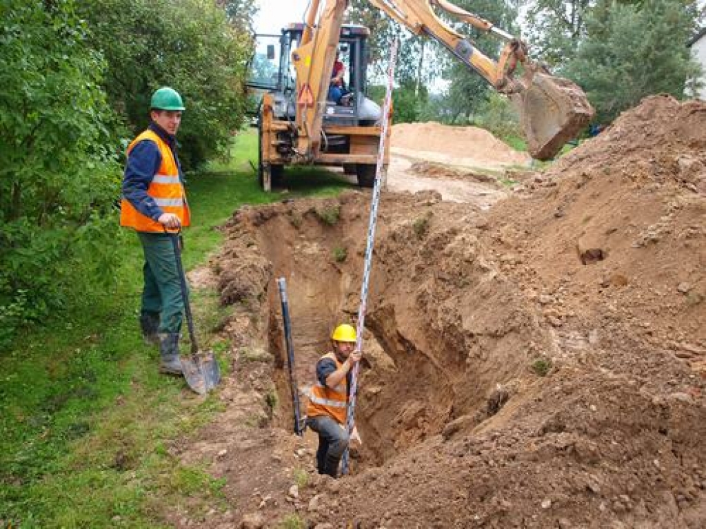 Top jauns ūdensvads. SIA “Build Up Development” strādnieki Valentīns Masjulis (no kreisās) un Viktors Gutāns stāsta, ka rakšanu kavē birstošā grunts un augstais gruntsūdens līmenis. 