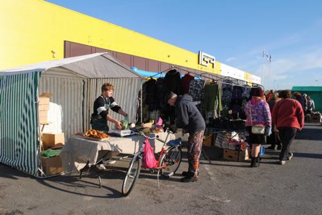 Sestdien gadatirgū Aizkrauklē, “Iga centrā” un tā apkārtnē ,varēja nopirkt rūpniecības izstrādājumus, amatnieku darinājumus, lauksaimniecības produkciju, zivis, dzērvenes, kā arī augļu koku, ogulāju un mārtiņrožu stādus. Mazie apmeklētāji...
Autors: Guna Mikasenoka
