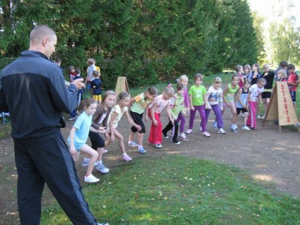 Daudzeses pamatskolā notika tradicionālais rudens kross. Pēc skrējiena bērnus cienāja ar šokolādi.
