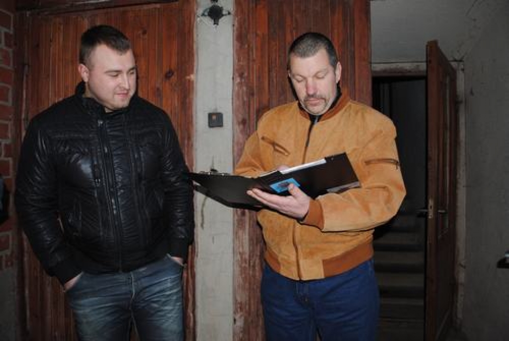 NODOD PIENĀKUMUS. “Atsakos no mājas vecākā pienākumu pildīšanas,” saka Alfrēds Stakens (pa labi). Viņa vietā apņemas rīkoties Renārs Skačkovs. 