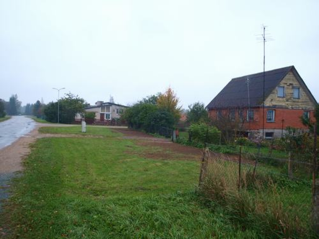 PA JAUNĀM CAURULĒM. Daudzeses individuālo māju rajonā nu ierīkots jauns ūdensvads.
