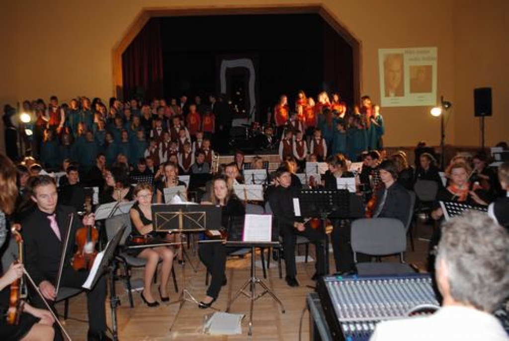 Jau četrpadsmito reizi Jaunjelgavas novada kultūras namā notika bērnu un jauniešu mūzikas festivāls “Draugi — 2011”. Otro gadu festivāla dalībnieki sniedz koncertus arī Jaunjelgavas novada pagastos. Sestdien mūziķi viesojās Sērenē, Secē,...
Autors: Jānis Ozoliņš