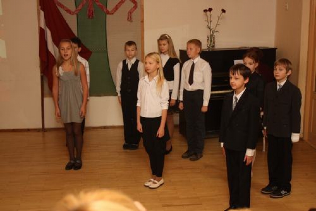 Šodien Aizkraukles pagasta sākumskolā notika  Latvijas  dzimšanas dienai veltīts svinīgs pasākums. Pasākumā piedalījās  pirmsskolas un skolas audzēkņi, darbinieki, bērnu vecāki. 
