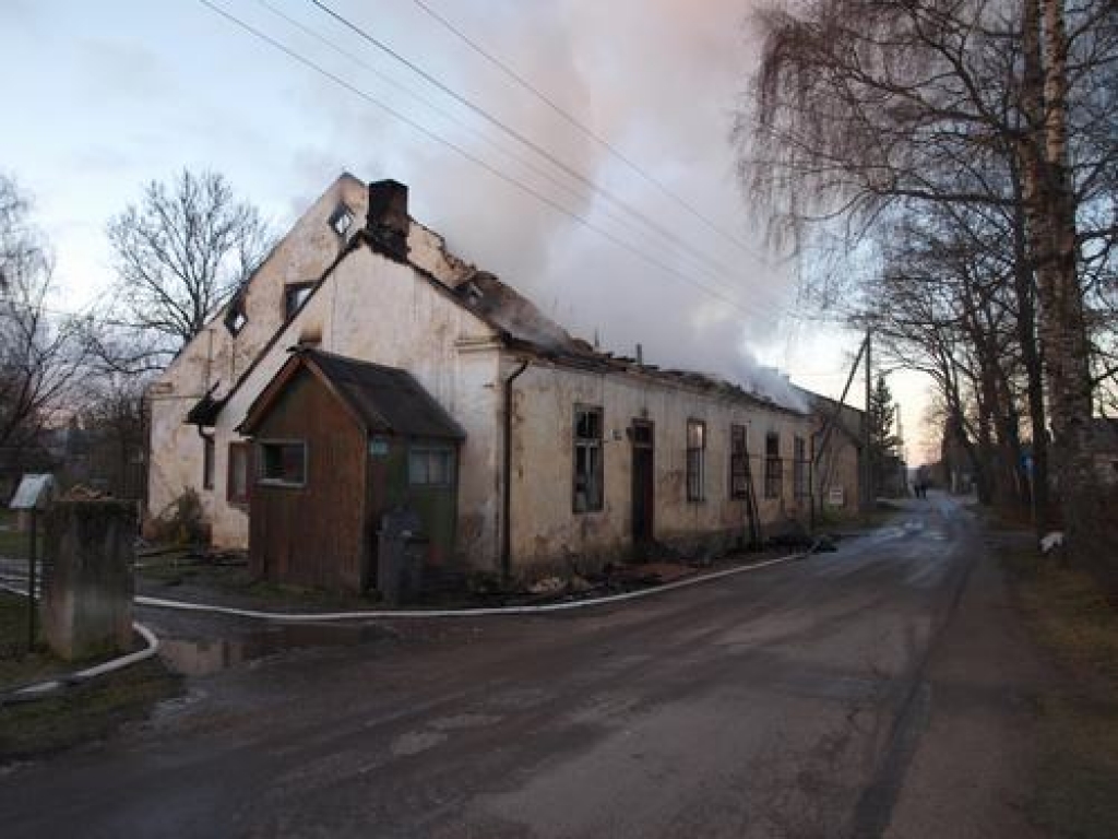 Šorīt Jaunjelgavā, Brīvības ielā 23, dega dzīvojamā māja. Liesmas pilnībā nopostīja māju 150 kvadrātmetru platībā, un bez pajumtes un iedzīves palika trīs ģimenes. 
Autors: Indulis Burka