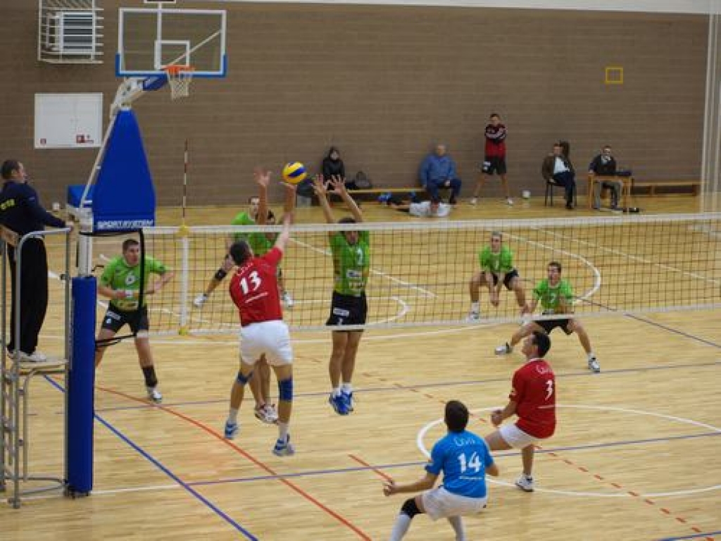 Šodien Aizkraukles novada ģimnāzijas sporta hallē notika kārtējā Latvijas čempionāta volejbolā nacionālās līgas spēle. Sporta kluba “Aizkraukle” komanda ar rezultātu 3:2 uzvarēja spēcīgo komandu no Cēsīm.
Autors: Indulis Burka