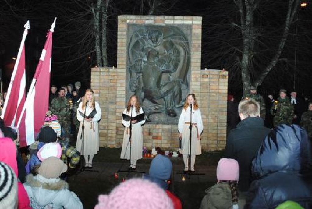 Šovakar Aizkrauklē, pie stēlas “Cīņa” notika Lāčplēša dienai veltīts pasākums. Notika lāpu gājiens, uzstājās Aizkraukles novada mācību iestāžu audzēkņi. Par godu Brīvības cīņās kritušajiem karavīriem skanēja salūta zalve. 
Autors: Indulis Burka