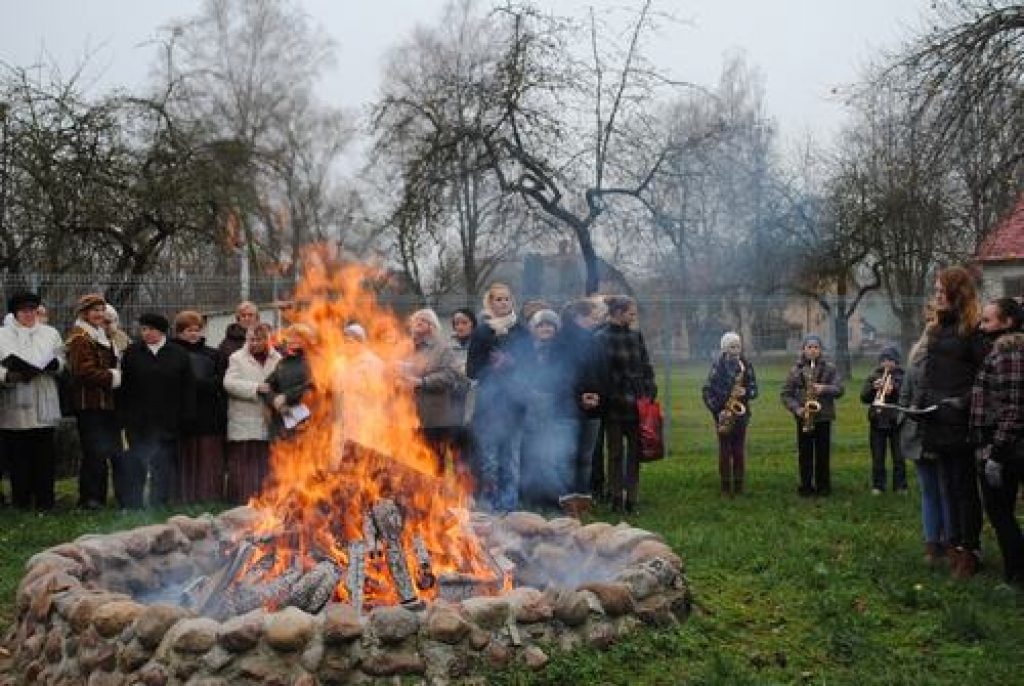 Šodien Skrīveros, ābeļdārzā pie kultūras centra, notika Lāčplēša dienai veltīts svinīgs pasākums. Tajā piedalījās skolēni, vecākās paaudzes ļaudis. Skanēja patriotiskas dziesmas. 
Autors: Sandra Pumpure