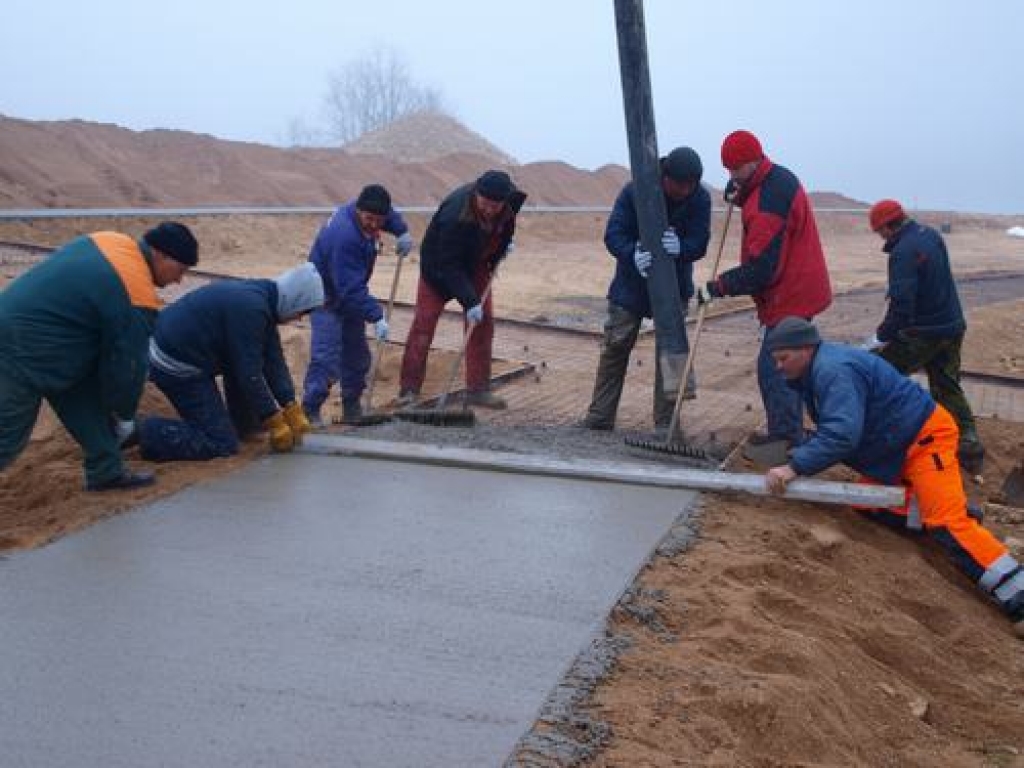 Šodien Kokneses novadā, Likteņdārzā, SIA “Roplainis” strādnieki betonē amfiteātra vidusdaļas pakāpienus. Betonu ziedo uzņēmums “Cemex”, arī miljono tonnu betona, kas saražota uzņēmuma jaunajā rūpnīcā Brocēnos.
Autors: Indulis Burka