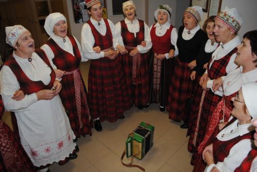 Šodien Kokneses kultūras namā notika Vidzemes folkloras kopu un etnogrāfisko ansambļu skate starptautiskajam folkloras festivālam 
