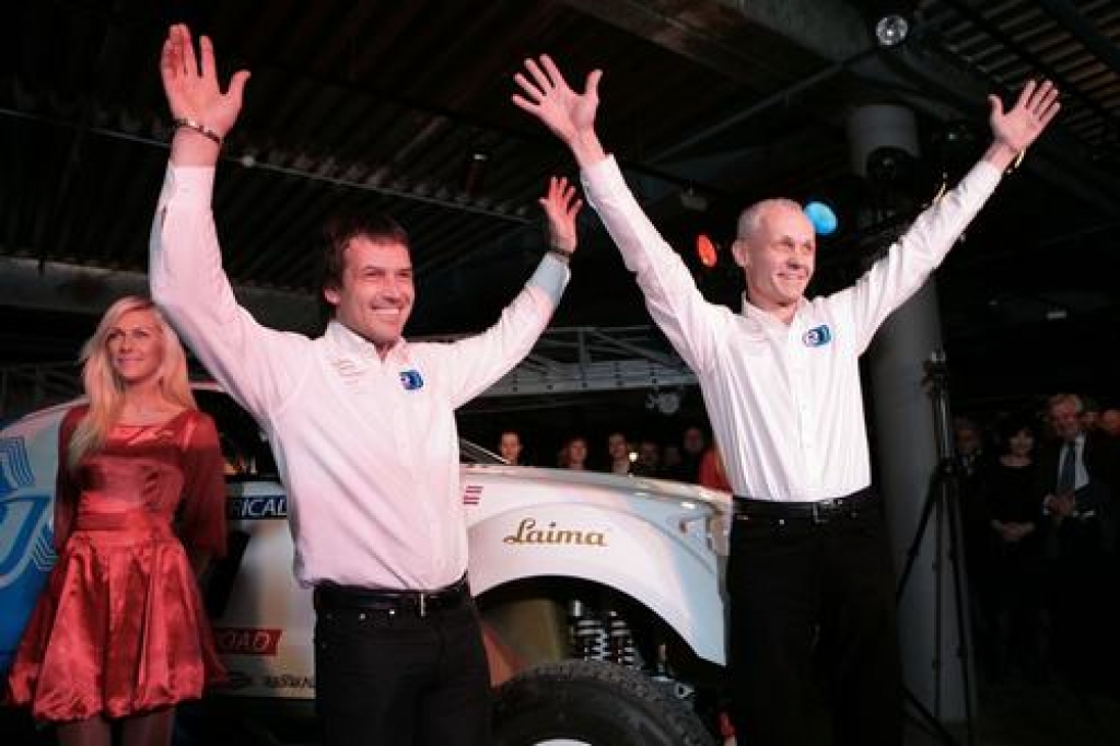 STARTAM GATAVI. Rallijā auto “OSCar eO” ar starta numuru 370 vadīs Andris Dambis (no labās) un Māris Saukāns. 
Autors: Aigara Tīdmaņa foto