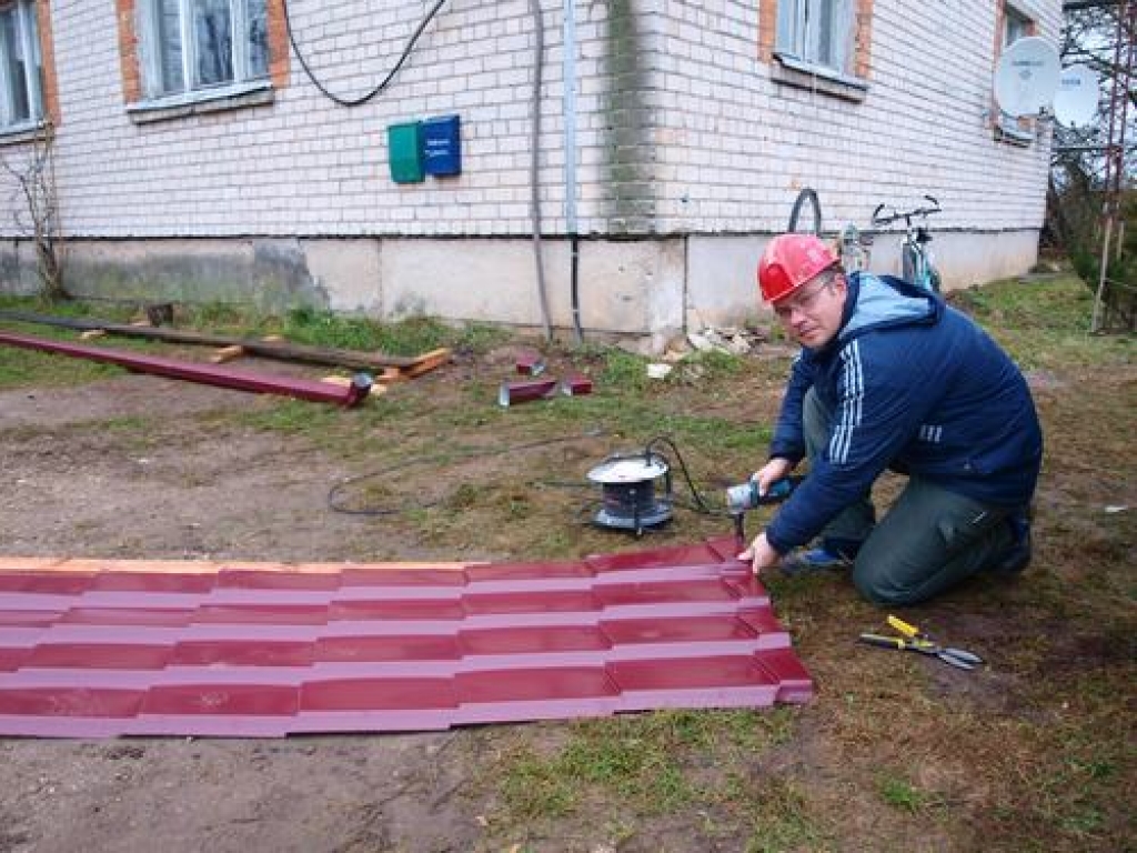 KĀRTĒJĀ LOKSNE. Uzņēmuma “RL būvnieks” strādnieks Inārs Kļaviņš sagatavo kārtējo jumta seguma loksni.   