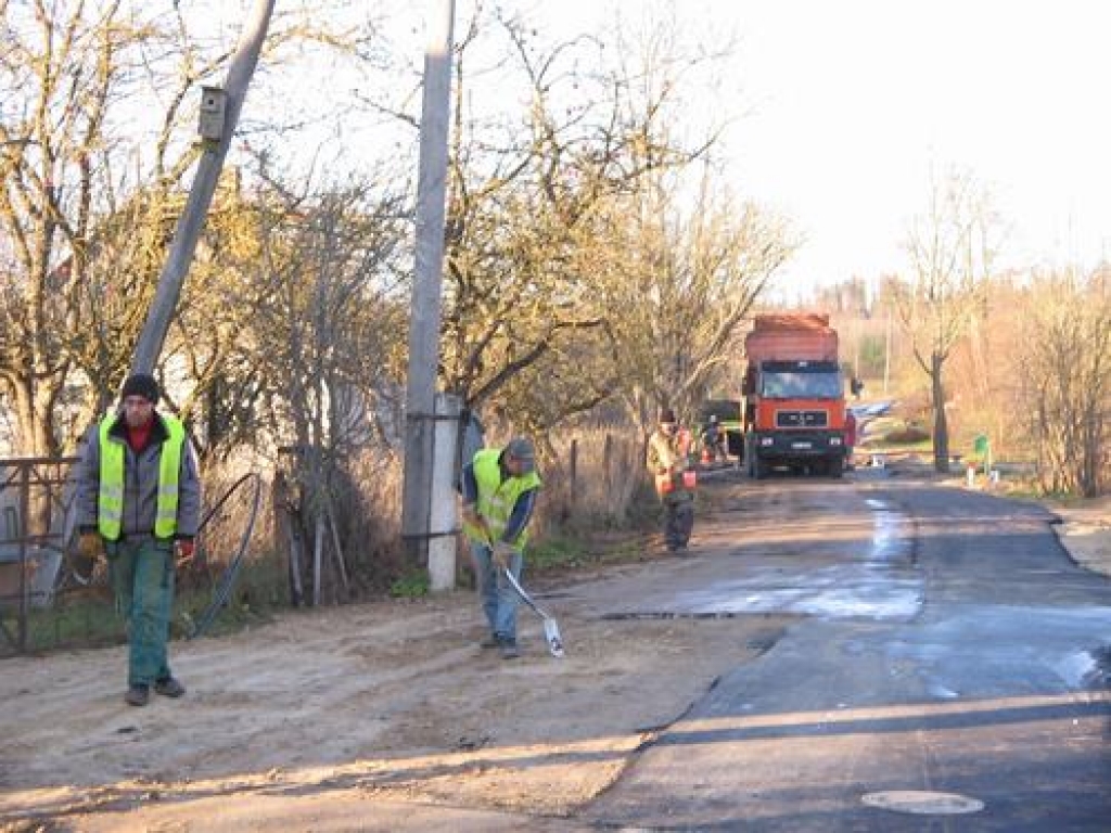 ATKAL VAR BRAUKT. Darbu laikā grūti klājās Ķiršu ielas iedzīvotājiem. Tagad pēc lielās rakšanas iela salabota, un tai uzklāts jauns asfalts.