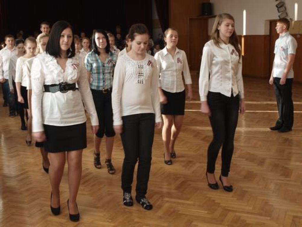 Vienā solī. Ierindas skatē soļo Jaunjelgavas vidusskolas skolēni. 