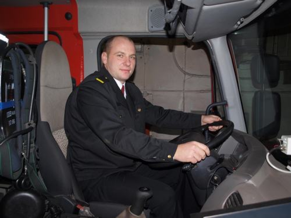 GAN DZĒŠ, GAN STŪRĒ. Kad ugunsdzēsējus sauc palīgā, Edgars Savickis sēž pie auto stūres, bet vēlāk palīdz dzēst liesmas.