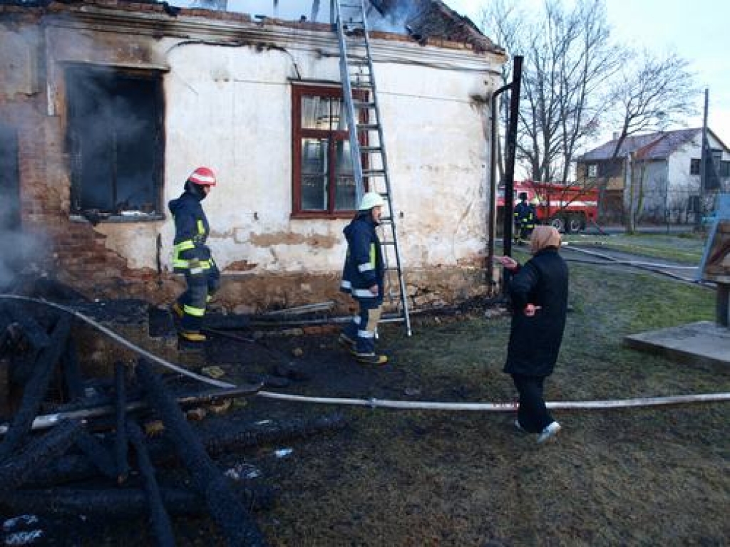 KĀPĒC DEGA? Mājas iedzīvotāji ir neizpratnē, kāpēc sākās ugunsgrēks. 