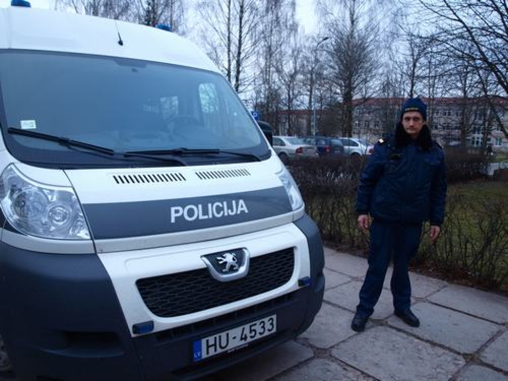 ĒRTS AUTO. Aizkraukles policijas iecirkņa kārtībnieks Aivars Šulcs ar jauno mikroautobusu ir apmierināts. Jaunais transportlīdzeklis ir ērts un piemērots policistu vajadzībām. 