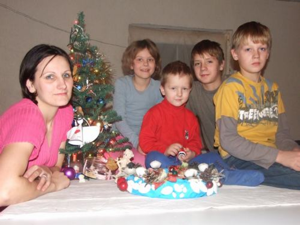 KUPLA ĢIMENE. Angelina Babrova ar bērniem — Matīsu (no labās), Jāni, priekšplānā mazais Voldemārs Jāzeps un viņam aiz muguras —  Annija