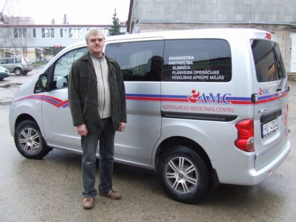IZDEVĪGA SATIKSMĒ. Ar jauno automašīnu Viktors Morozs tūlīt dosies pēc pacientu analīzēm uz Skrīveriem. “Prieks ar tādu braukt, bet daudz kas vēl jāapgūst,” viņš saka. 