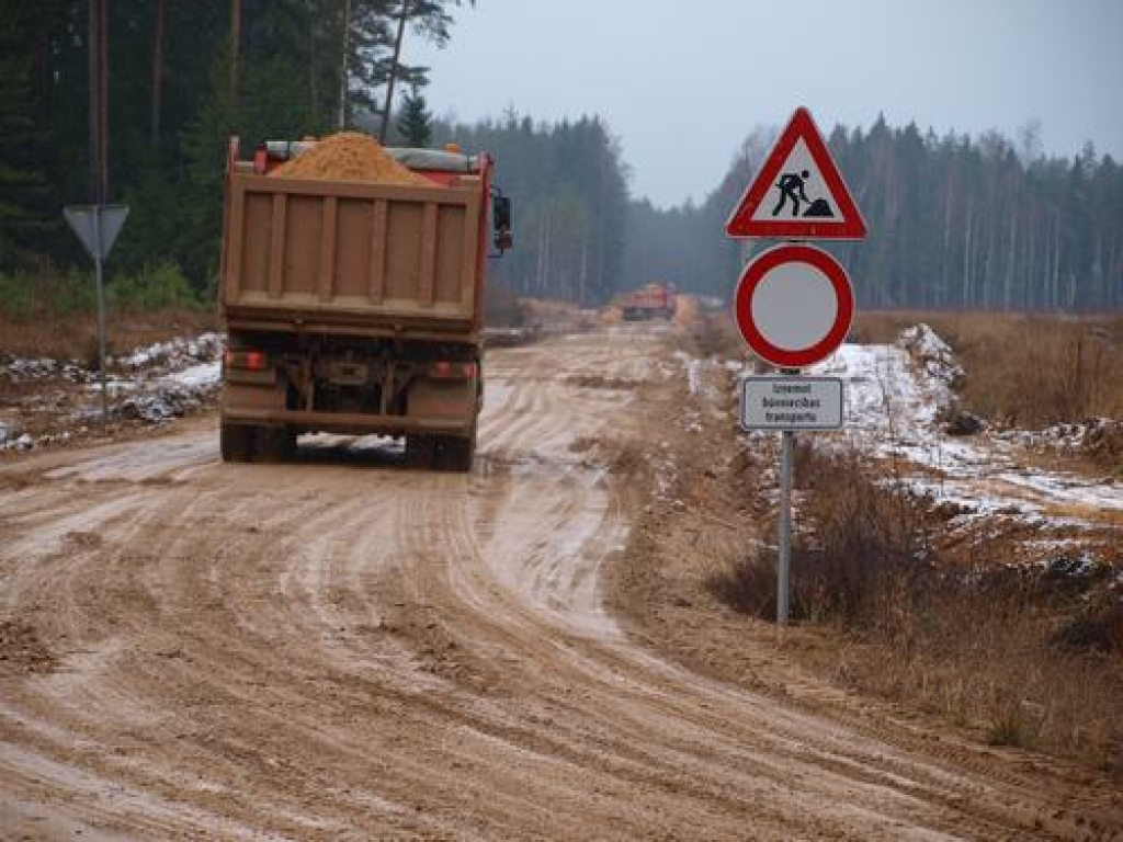 PAGAIDĀM SLĒGTS. SIA “Baustelle” strādnieki ceļu remonta vietās intensīvi pieved smiltis un granti.