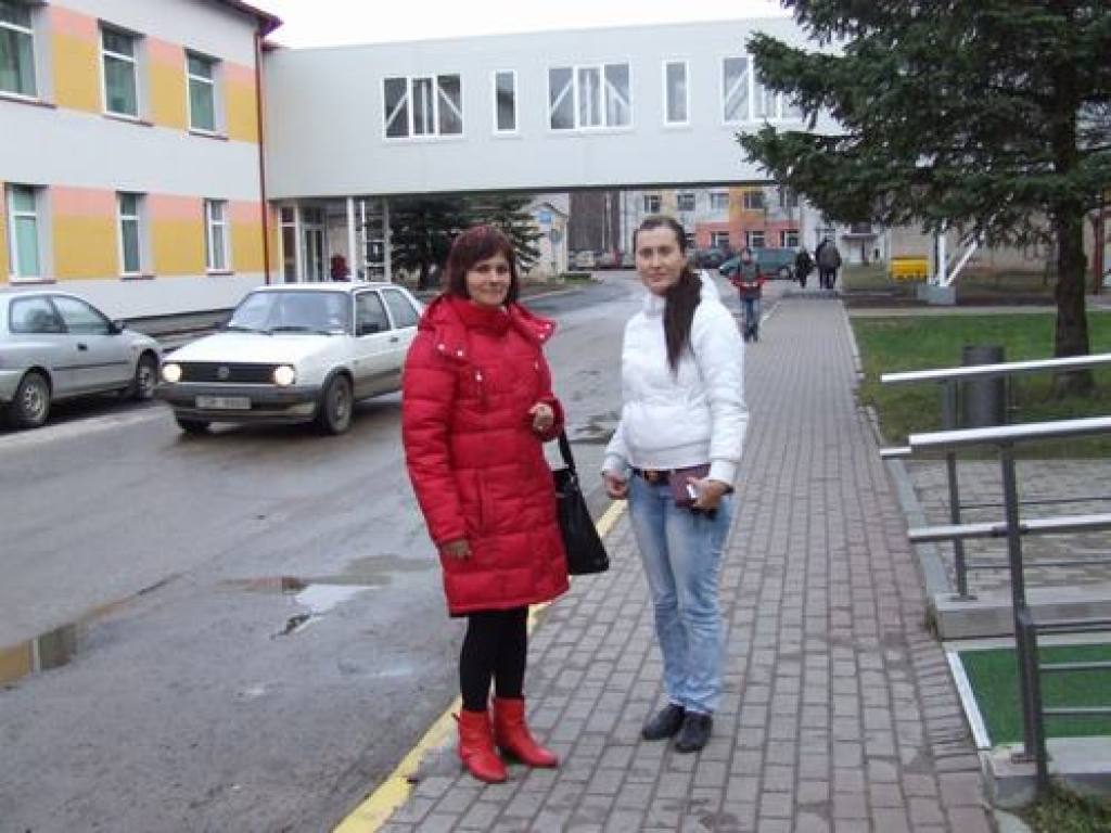 PATĪKAMAS PĀRMAIŅAS. “Mums ir prieks par Aizkraukles slimnīcas un poliklīnikas pārvērtībām,” atzīst Zarina Ročāne (no kreisās) un Evija Osīte no Taurkalnes.