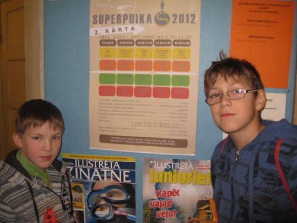 Pirms starta. Konkursa “Superpuika 2012” pusfinālā piedalījās divi Daudzeses pamatskolas skolēni — Rinalds Vanags (pa kreisi) un Kristiāns Geršebeks, kurš iekļuva desmit labāko skaitā un pavasarī par uzvaru cīnīsies Rīgas cirka arēnā.       
Autors: Vineta Geršebeka