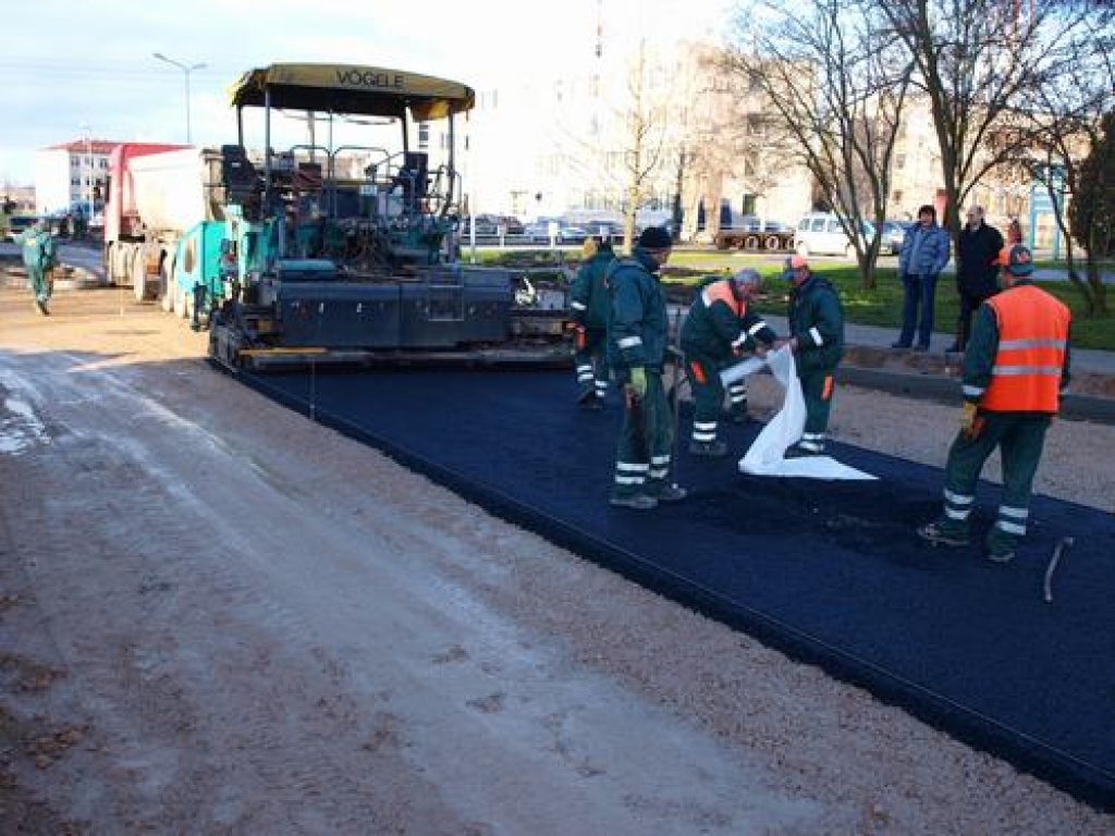 JAUNS ASFALTS. SIA “VIA” strādnieki klāj jaunu asfaltu. 