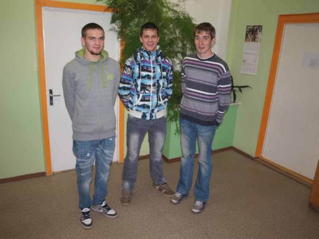 GATAVI PALĪDZĒT.  Atis Kļaviņš (no kreisās), Reinis Griezāns un Mārtiņš Iders — Bankovs nelaimes brīdī neapjuka un spēja palīdzēt. Kopā ar viņiem bija arī Mārtiņš Elksnis un Tālis Beinarovičs. 