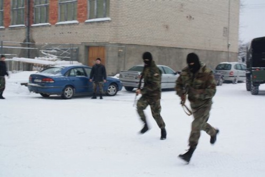 Šajās dienās daudzviet Latvijā dega ugunskuri 1991. gada janvāra barikāžu dalībnieku piemiņai. Pļaviņu novada ģimnāzijā šis pasākums bija īpašs - skolēni kopā ar skolotājiem, jaunsargiem un zemessargiem pilnībā attainoja to dienu norisi. 
Autors: Sandra Pumpure