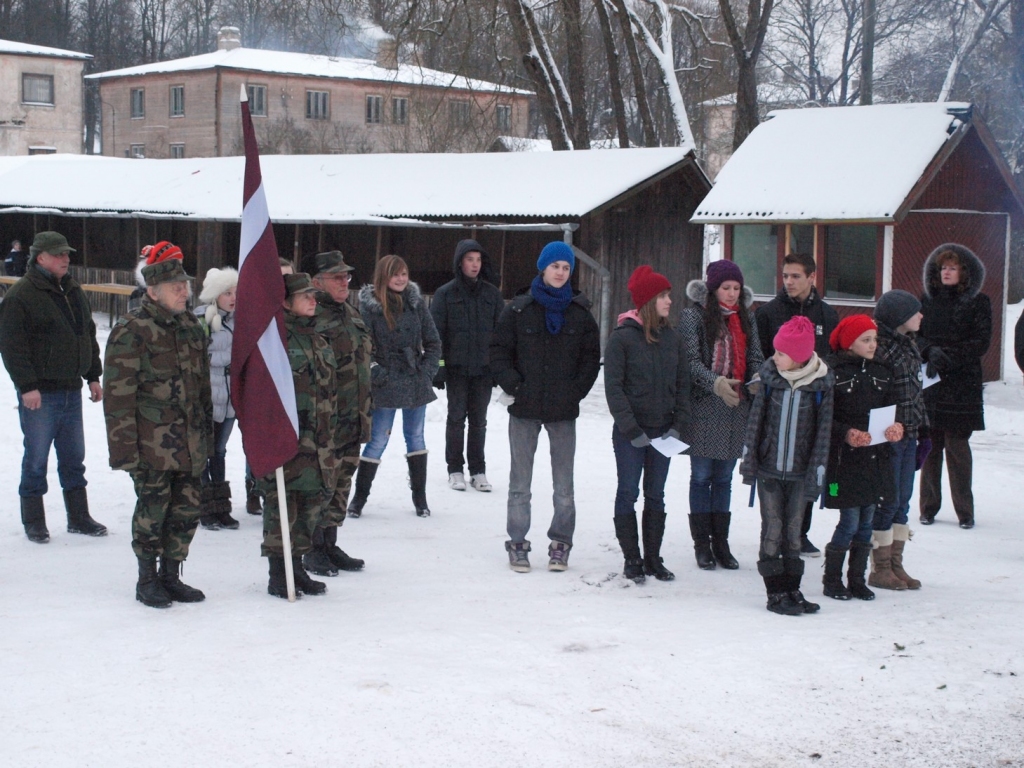 Šodien Neretas tirgus laukumā iededza barikāžu piemiņas ugunskuru. Neretieši atcerējās 1991. gada janvāra notikumus Rīgā. Patriotiskas dziesmas dziedāja sieviešu vokālais ansamblis no Lones. 
Autors: Indulis Burka