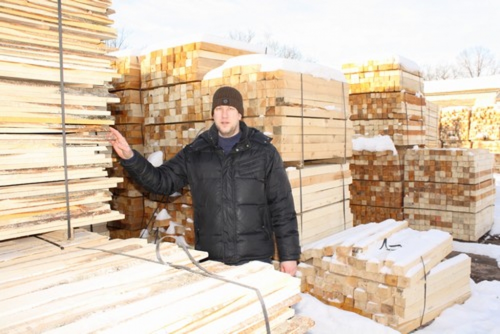 Pašu ražots. Dmitrijs Korņilovičs pie uzņēmumā saražotajām brusām palešu izgatavošanai.