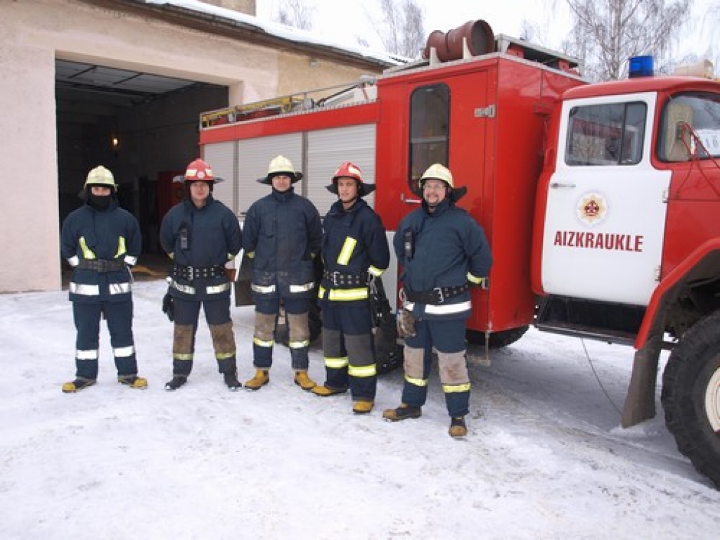GATAVI PALĪDZĒT. Aizkraukles daļas ugunsdzēsēji Raitis Lavrinaitis (no kreisās), Dainis Ozoliņš, Spodris Tālmanis, Artūrs un Armands Skudras vienmēr gatavi steigties palīgā. 