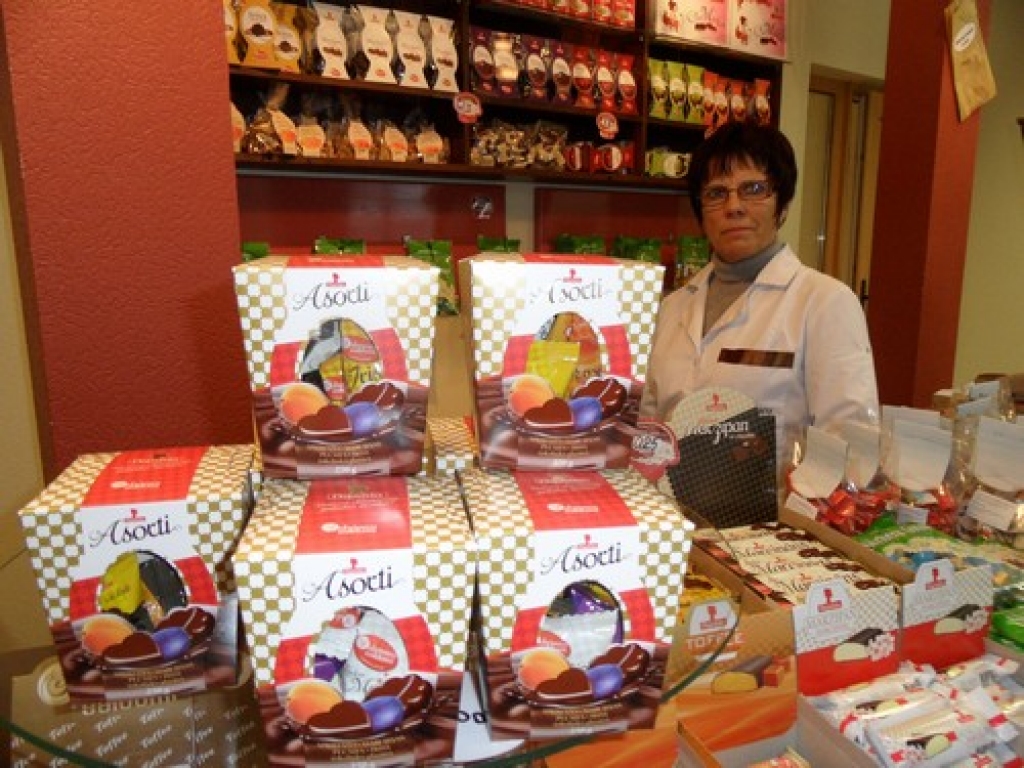 Četri vienā. Jauno produkciju rāda SIA “Skrīveru saldumi” pārtikas tehnoloģe Zinaīda Mahotkina.