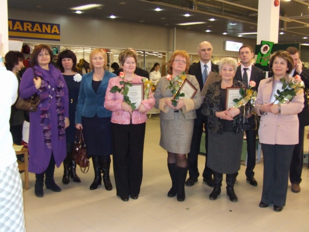 SUMINA NODOKĻU MAKSĀTĀJUS. Lielākie nodokļu maksātāji kopā ar Lietuvas delegācijas pārstāvjiem. Trešā no kreisās —  Biržu pilsētas mēra vietniece Stase Eitavičiene, līdzās — SIA “Aizkraukles slimnīca” valdes locekle Laura Kļučina, Aizkraukles ATU vadītāja Aija Ciganoviča, Aizkraukles KUK direktors Ivars Sekacis, SIA “Aizkraukles sabiedrība” valdes priekšsēdētāja Anda Kočergina, SIA “RRKP būve” valdes loceklis Gunārs Grandāns un SIA “Lauma — A” direktore Ludmila Beināre.  