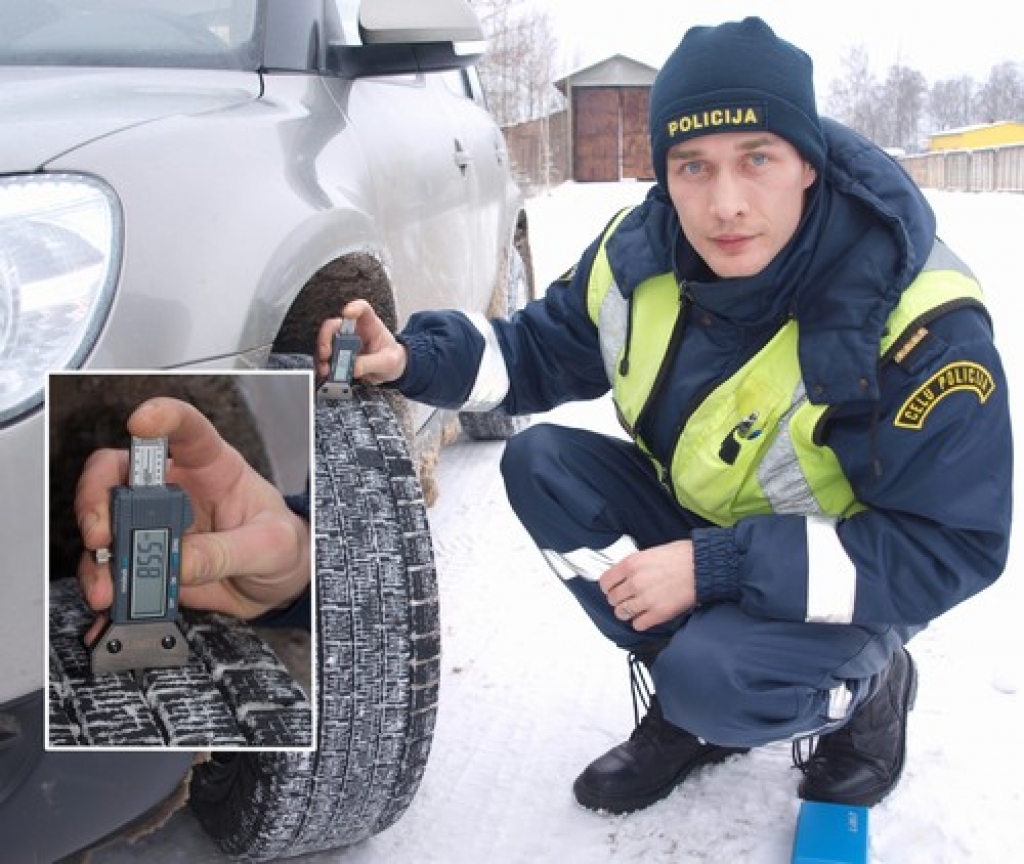 MODERNA IERĪCE. Policijas inspektors Raivis Pētersons demonstrē jauno mērierīci.