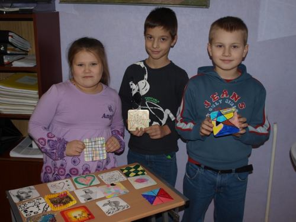Pirmās flīzes jau apgleznotas. Čaklākie flīžu apgleznotāji ir Valles vidusskolas 2. klases skolēni Madara Bartkēviča (no kreisās), Norberts Čudars un Edvards Muraško. 