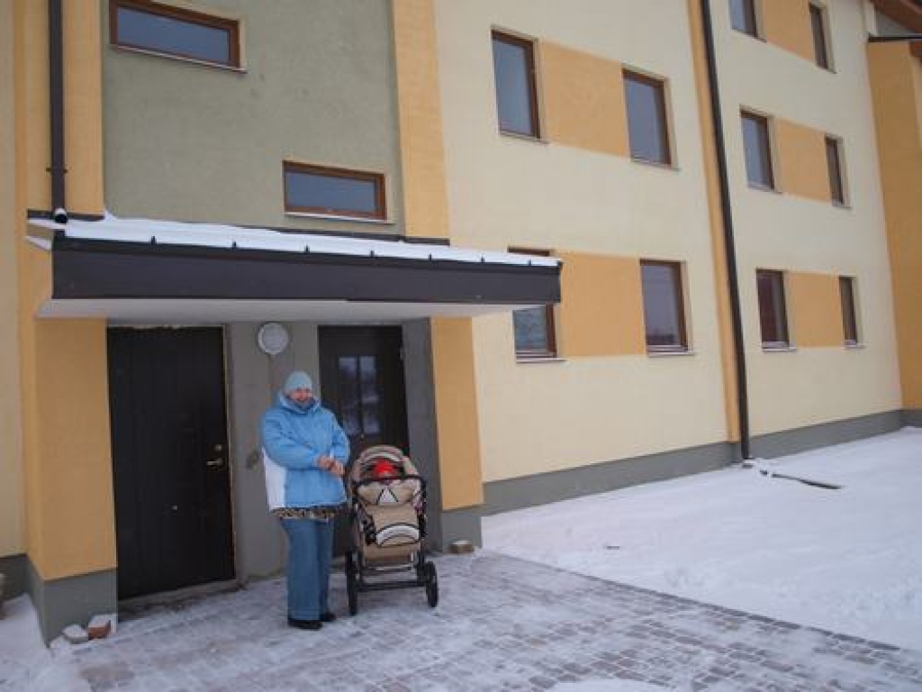 JŪTAS LABI. Māmiņa Inese ar mazo meitiņu Aneti ir gandarītas par jauno dzīvesvietu. 