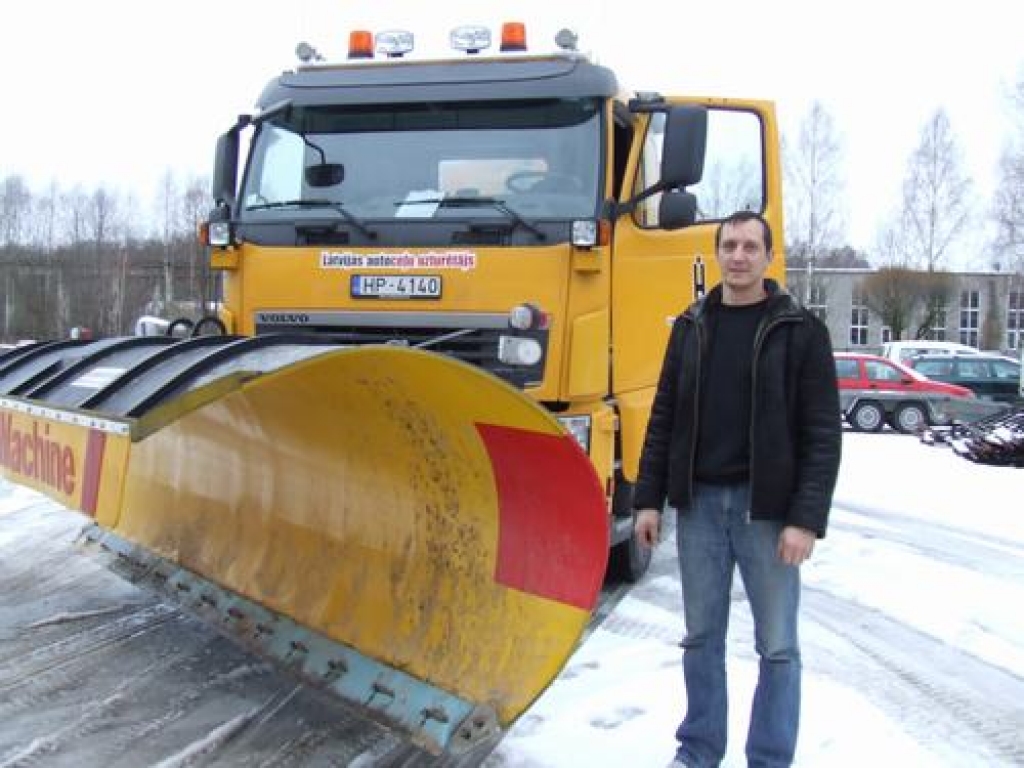 SNIEGPUTENIM GATAVI. Ar pērnā gada nogalē iegādāto jauno automašīnu strādā autovadītājs Andris Dedela.  