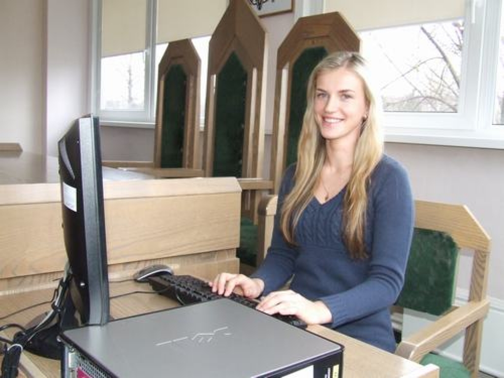 ĀTRI UN ĒRTI. “Tiesas sēdi protokolēt datorā ir ātri un ērti,” atzīst Zemgales apgabaltiesas Aizkraukles tiesu nama tiesas sēžu sekretāre Eva Kozlovska.