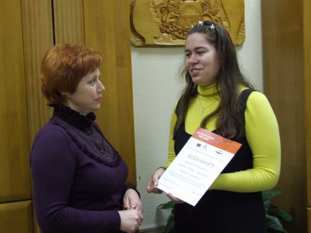AR DARBU NOPELNĪTS. Goda rakstu Inārai Upeniecei (no kreisās) pasniedz Gundega Grandāne. 